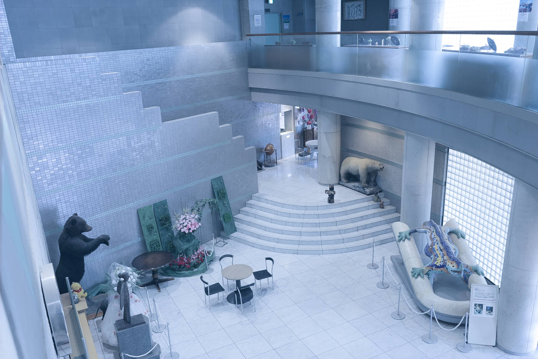 クリスタルホール